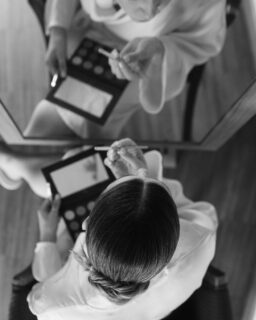 Programările pentru probe de make-up, coafură, rochia de mireasă sunt integrate firesc în procesul de wedding planning și atent coordonate pentru ca totul să decurgă natural, fără presiune.
Iar acolo unde este nevoie, prezența mea devine un sprijin discret pentru a ghida, a clarifica și a aduce echilibru fiecărei etape.

@alexandru.abiculesei.photo 

.

.
#lorenarauta #weddingplanner #weddingplannerbrasov #weddingplannersibiu #weddingplannerarad